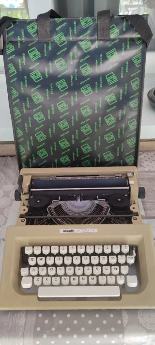Máquina de escribir Olivetti Lettera 25