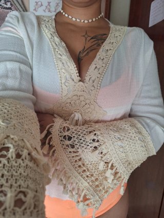 Blusa rosa y blanca con encaje