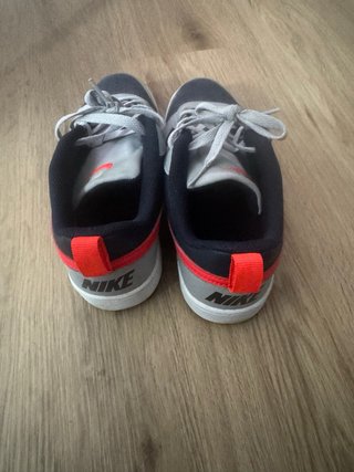Zapatillas Nike grises y rojas