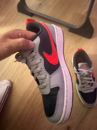 Zapatillas Nike grises y rojas