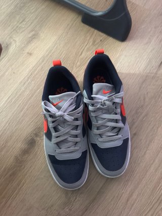 Zapatillas Nike grises y rojas