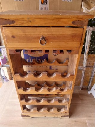 Botellero de madera con cajón