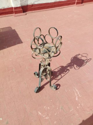 Macetero de metal forjado