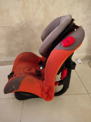 Sillita de coche naranja y gris