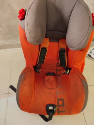 Sillita de coche naranja y gris