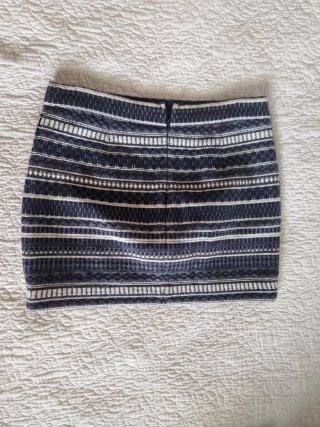 Falda Mango Talla 38 con Bordados
