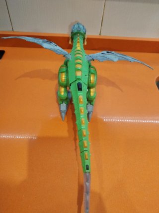 Dinosaurio de juguete verde y gris