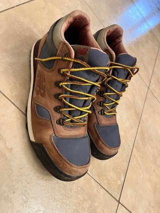 New Balance 710 Botas Marrones y Azules