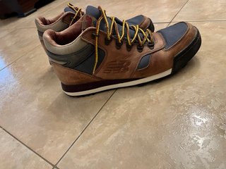 New Balance 710 Botas Marrones y Azules
