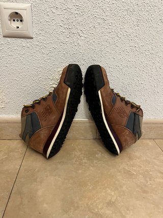 New Balance 710 Botas Marrones y Azules