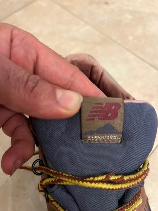 New Balance 710 Botas Marrones y Azules