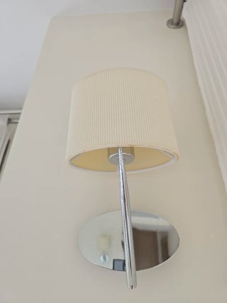 Lámpara de pared beige y plateada