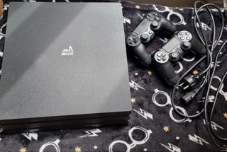 PS4 Pro + 3 Juegos + Mandos