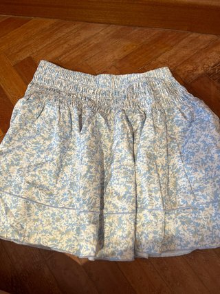 Falda Shein floral azul y blanca Talla M