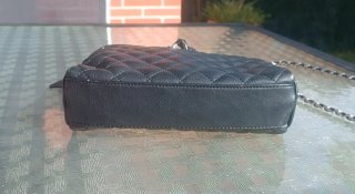 Bolso negro polipiel acolchado.