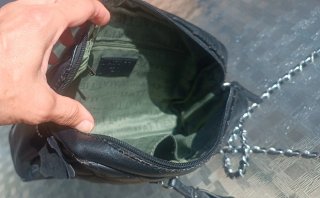 Bolso negro polipiel acolchado.