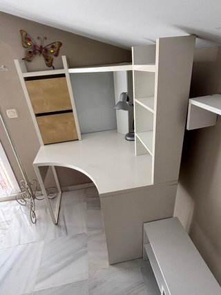 Escritorio blanco y madera con estantería