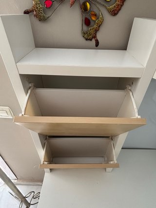 Escritorio blanco y madera con estantería