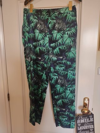 Traje estampado hojas y leopardo