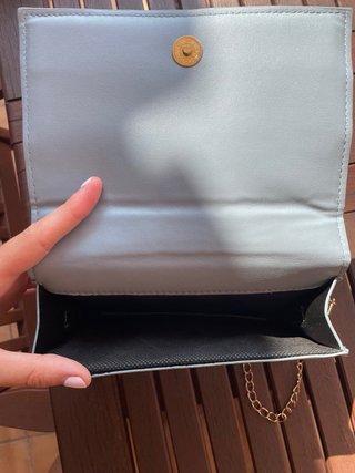 Bolso azul con cadena dorada