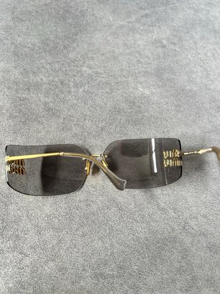 Gafas Miu Miu gris y dorado