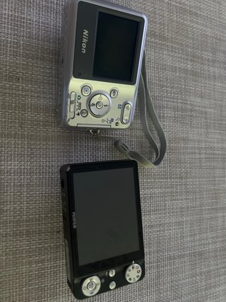 2 Fotocamere Nikon e Fujifilm PER RICAMBI