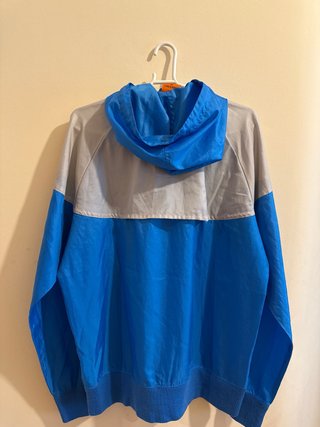 Cortavientos Nike con capucha azul y gris Talla M.