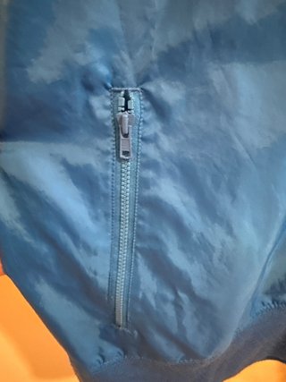 Cortavientos Nike con capucha azul y gris Talla M.