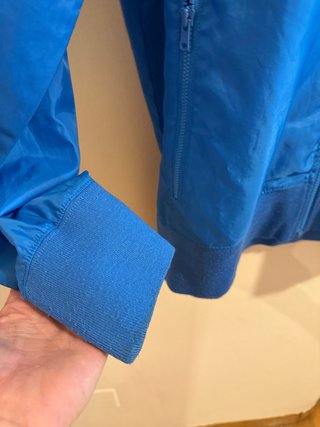 Cortavientos Nike con capucha azul y gris Talla M.