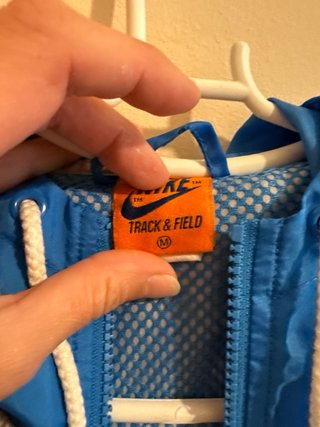 Cortavientos Nike con capucha azul y gris Talla M.