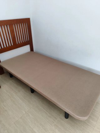 Base tapizada cama beige y madera