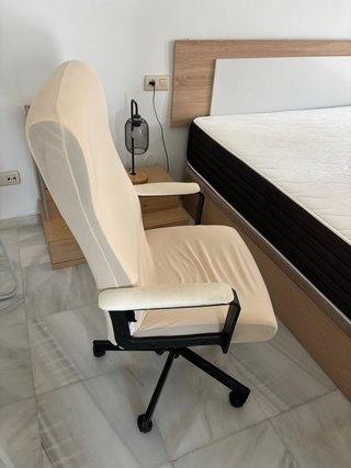 Silla de oficina con funda beige
