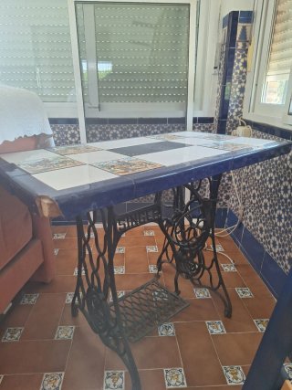 Tavolo esclusivo in ceramica e metallo con piastrelle