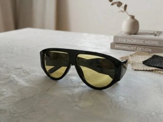 Gafas de sol negras con lentes amarillas