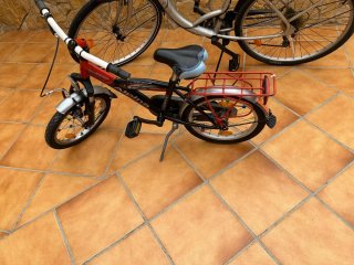 2 Bicicletas Kross Sender Negro y una carretera