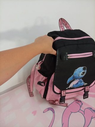 Mochila negra y rosa de Stitch No hago envíos