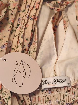 Vestido floral volantes beige