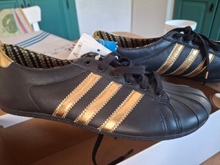 Zapatillas Adidas Negras y Doradas