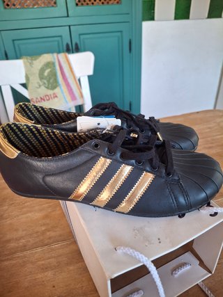 Zapatillas Adidas Negras y Doradas