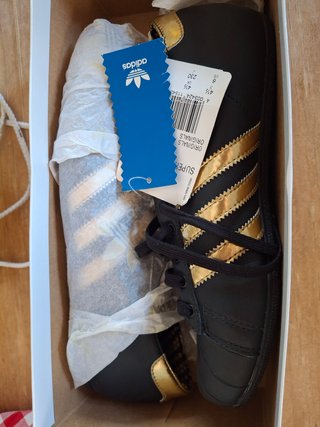 Zapatillas Adidas Negras y Doradas