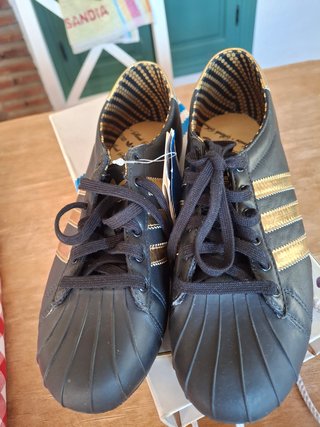 Zapatillas Adidas Negras y Doradas