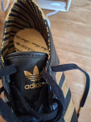 Zapatillas Adidas Negras y Doradas