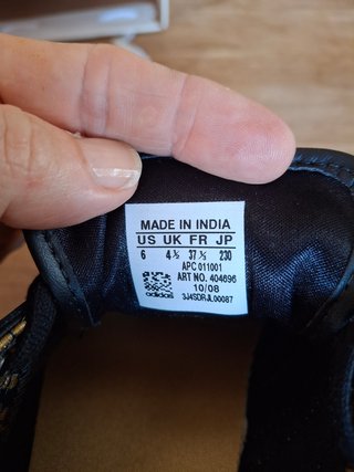 Zapatillas Adidas Negras y Doradas
