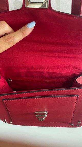 Bolso bandolera rojo con tachuelas