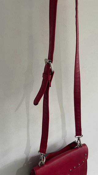 Bolso bandolera rojo con tachuelas