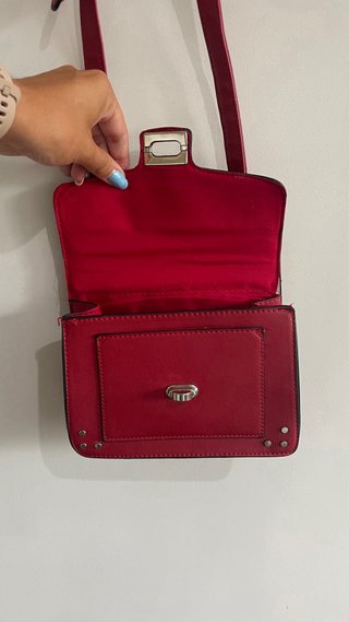 Bolso bandolera rojo con tachuelas