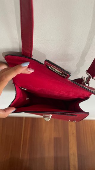 Bolso bandolera rojo con tachuelas