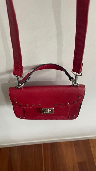 Bolso bandolera rojo con tachuelas
