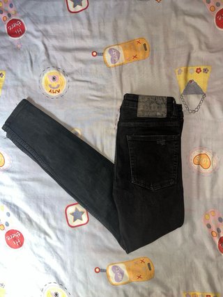 Pantalón vaquero negro desgastado