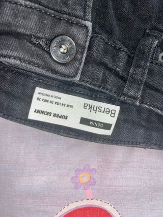 Pantalón vaquero negro desgastado